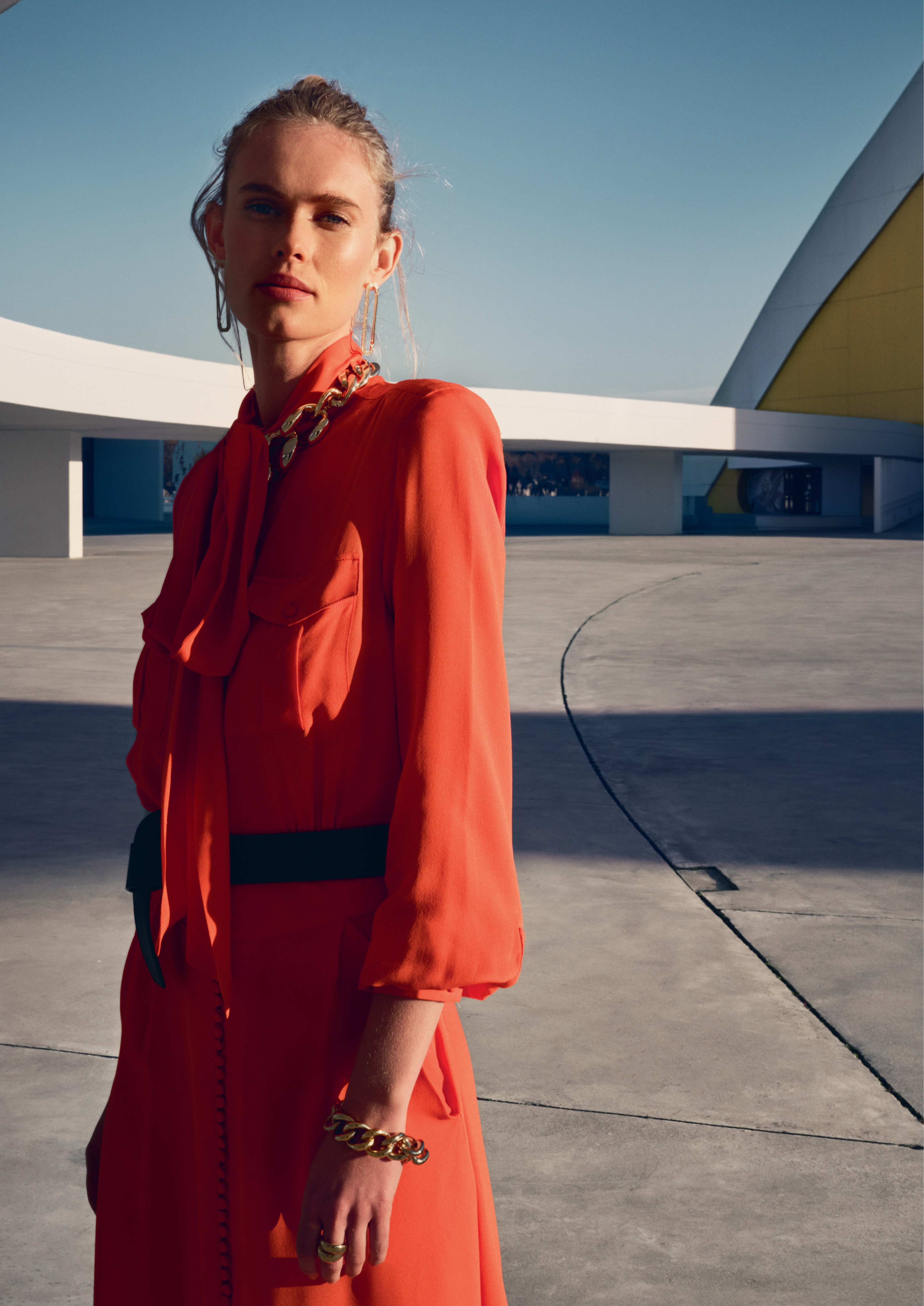 Toile 2 - Femme robe rouge
