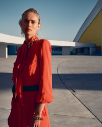 Toile 2 - Femme robe rouge