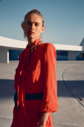 Toile 2 - Femme robe rouge