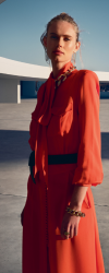 Toile 2 - Femme robe rouge