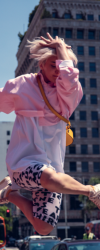 Toile 6 - Femme qui saute